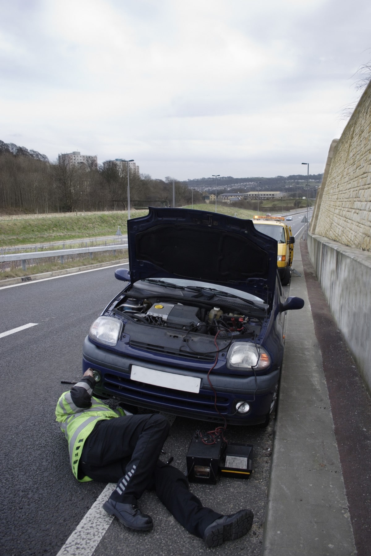 Dépanneuse effectuant un survoltage de batterie sur une voiture à Saint-Eustache